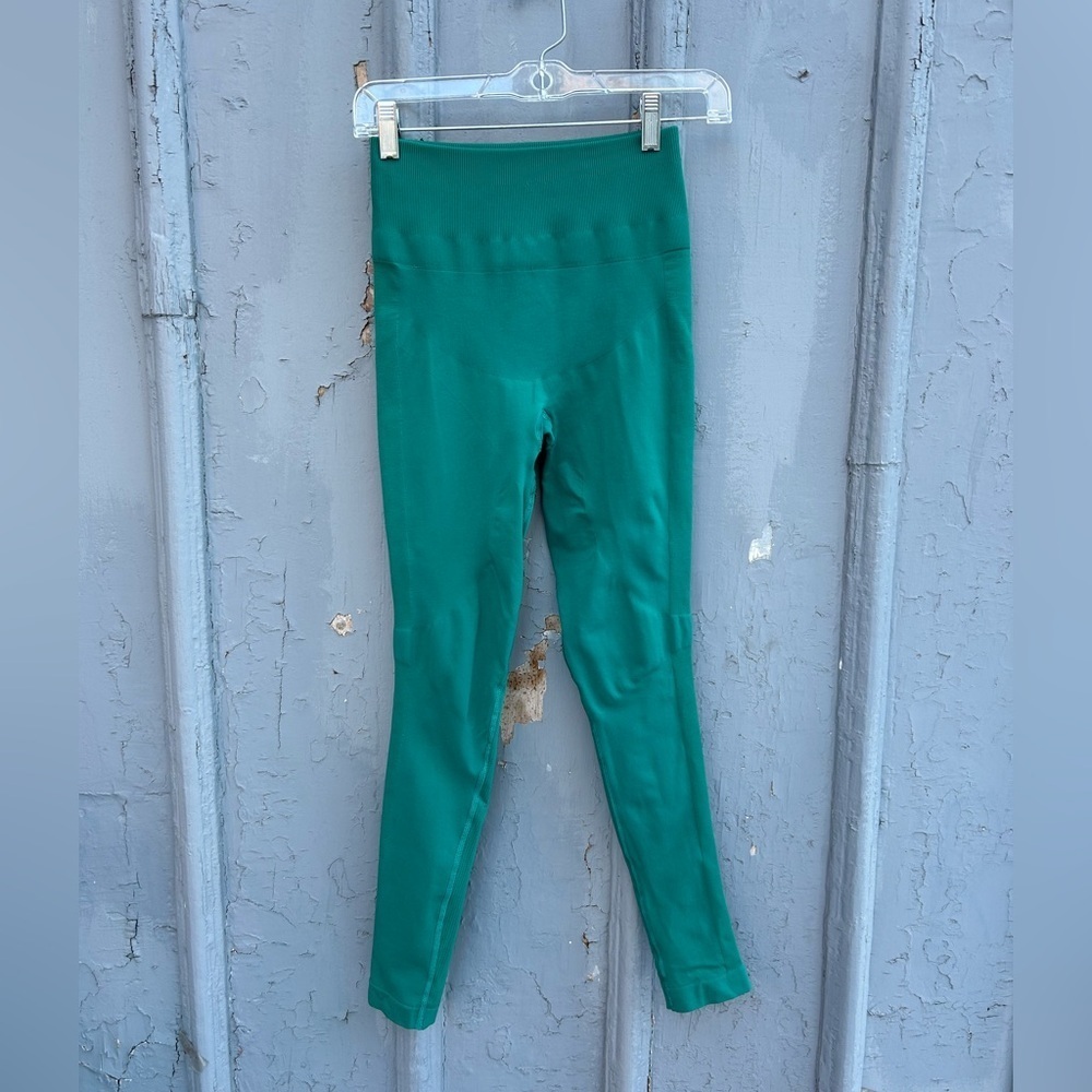 Lululemon Zone In Compression Tight, size 4 - Picture 4 of 9